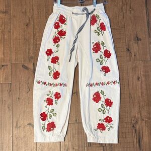 Amazon Cream Pants Cropped with Red Floral Embroidery S